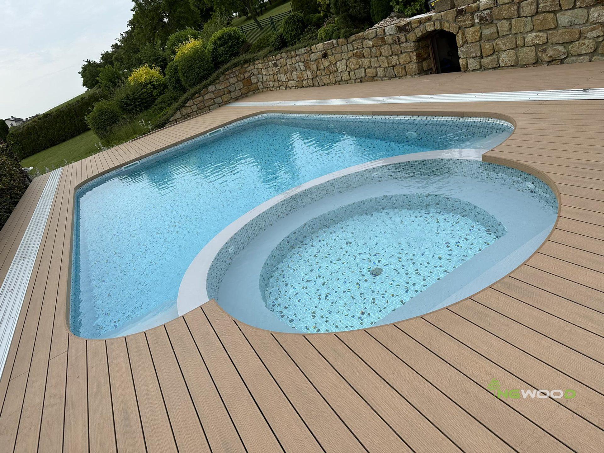 Pavimento bordo piscina in legno composito